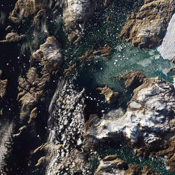 Iceberg Towers Over Greenland Village diamond Painting